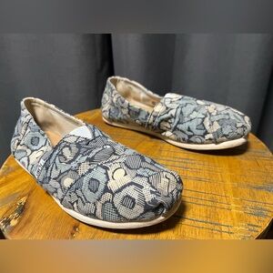 Toms classic slip on shoe - sz 6.5